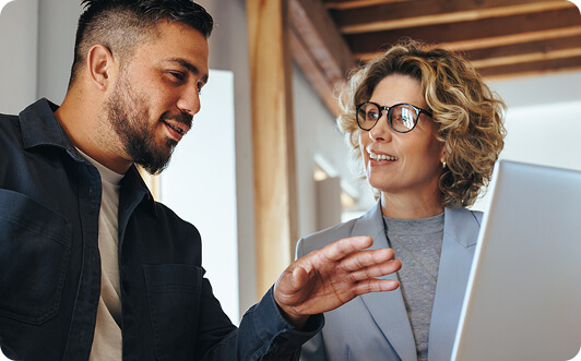 Duas pessoas conversando